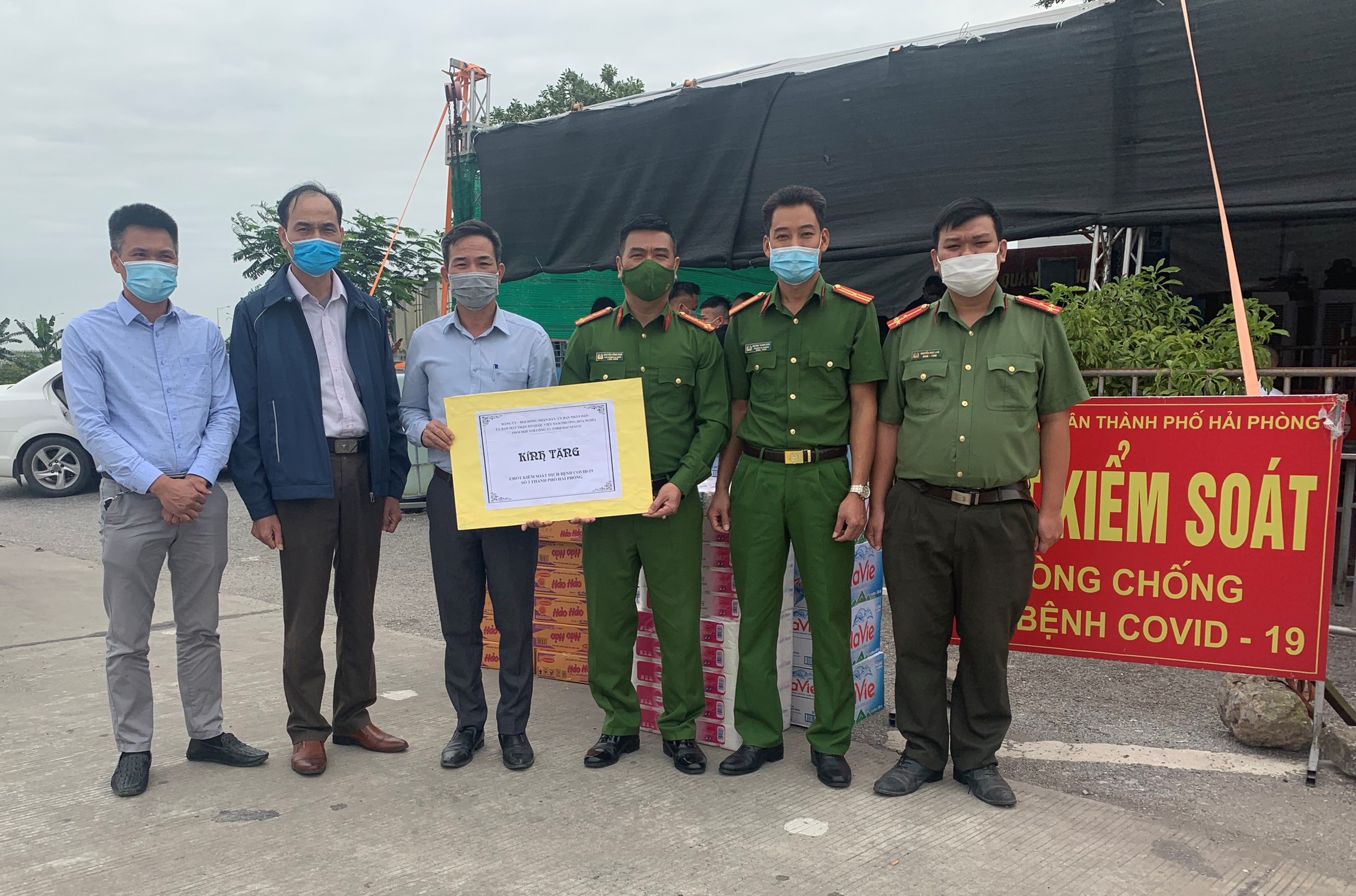 Phường Hoà Nghĩa (quận Dương Kinh): Tặng quà động viên Chốt kiểm soát dịch bệnh COVID-19 liên ngành số 3
